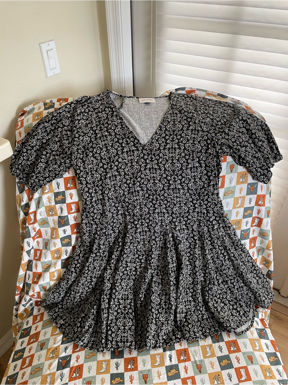 Universal Thread Black and White Floral V‑Neck Dress